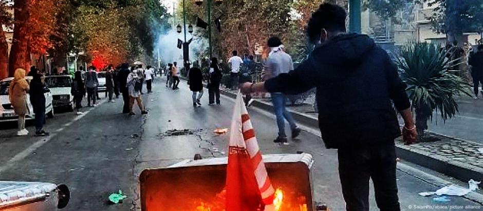 Repressão violenta aos protestos contra a morte de Mahsa Amini já deixou vários mortos