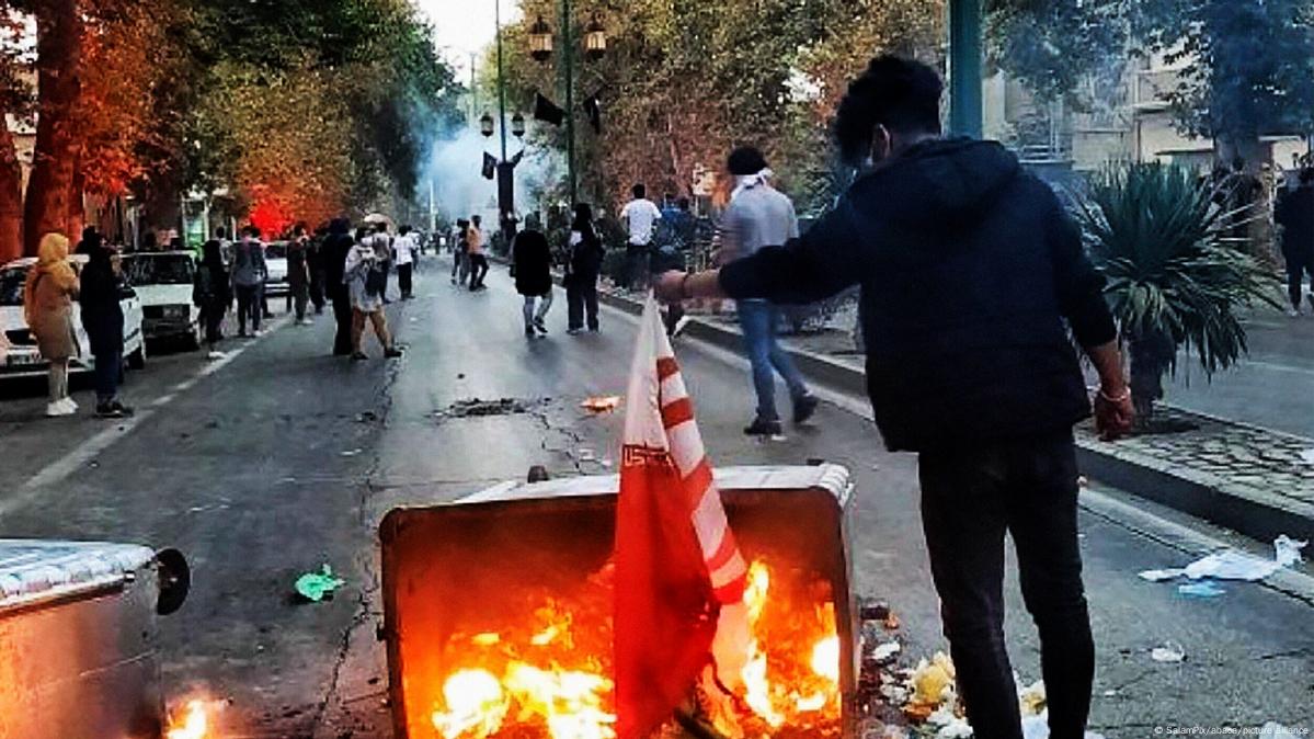 İran'da Mahsa Amini protestoları: 41 ölü – DW – 25.09.2022