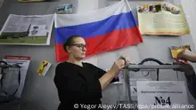 DIESES FOTO WIRD VON DER RUSSISCHEN STAATSAGENTUR TASS ZUR VERFÜGUNG GESTELLT. [DONETSK, DONETSK PEOPLE'S REPUBLIC - SEPTEMBER 23, 2022: A local election commission member seals mobile ballot boxes at a polling station during a referendum on joining Russia in the Donetsk People's Republic (DPR). The republic holds the referendum on September 23-27. Yegor Aleyev/TASS]