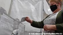 ***ACHTUNG: Das ist Bildmaterial von einer russischen Fotoagentur!***
23.09.2022***** Ukraine Russia Joining Referendum 8280976 23.09.2022 A resident casts her ballot during a referendum on joining Russia at a polling station in Melitopol, Zaporizhzhia region, partially controlled by pro-Russian troops, Ukraine. The people s republics of Donetsk and Luhansk DPR, LPR, as well as the Russian-controlled parts of the Ukrainian regions of Zaporizhzhia and Kherson launch referendum procedures on joining Russia that will run through September 27. RIA Novosti / Sputnik Melitopol Zaporizhzhia region Ukraine PUBLICATIONxINxGERxSUIxAUTxONLY Copyright: xRIAxNovostix