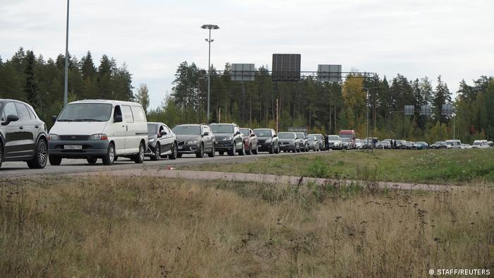 ロシアとフィンランドの国境には車の長い列ができています。 