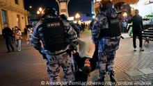 Polizisten halten einen Demonstranten während einer Demonstration gegen die Verkündung der Teilmobilmachung fest. Der russische Präsident Putin hat mit sofortiger Wirkung eine Teilmobilisierung von Reservisten in Russland angeordnet. +++ dpa-Bildfunk +++