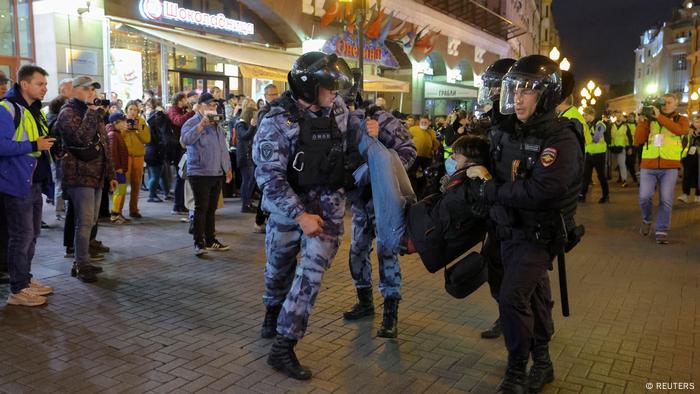Demonstranten werden von der Polizei in Moskau abgeführt