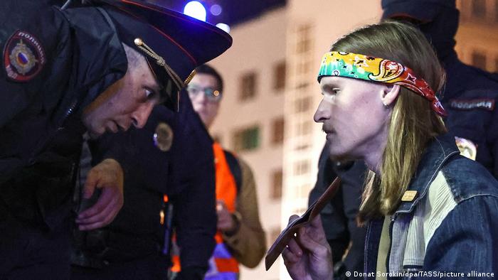 Policajac legitimiše demonstranta tokom protesta protiv mobilizacije u Jekaterinburgu