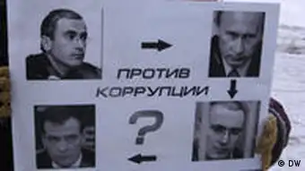 Eine Frau hält ein Plakat mit Bildern von Chodorkowskij, Putin und Medwedew