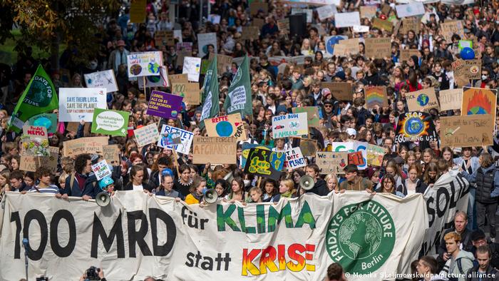 Climate activists take to the streets in Berlin