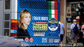 Προεκλογική αφίσα, Τζόρτζια Μελόνι, λεωφορείο
