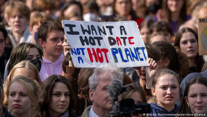 Eine Frau hält bei der Demonstration ein Schild mit der Aufschrift I want a hot date, not a hot planet