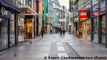 08.01.2021****Köln, Nordrhein-Westfalen, Deutschland - Kölner Innenstadt in Zeiten der Coronakrise beim zweiten Lockdown, die Geschäfte sind geschlossen, nur wenige Passanten spazieren am Freitag Nachmittag auf der Hohe Strasse.