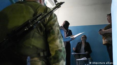 Ουκρανία: Μαρτυρίες για "δημοψηφίσματα" υπό την απειλή όπλου