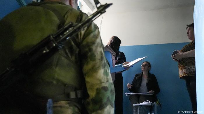 Un soldado ruso mira cómo transcurre la votación en Donetsk.