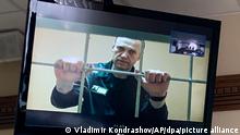 07.06.2022 Alexej Nawalny, russischer Oppositionspolitiker, wird in einem Gerichtssaal in Wladimir per Videoverbindung aus dem Gefängnis zugeschaltet und ist auf einem Bildschirm zu sehen. (zu dpa «Amnesty International rügt Haftbedingungen Nawalnys als rechtswidrig) +++ dpa-Bildfunk +++
