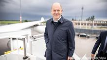 19.09.2022, Brandenburg, Schönefeld: Bundeskanzler Olaf Scholz (SPD), steigt am Flughafen Berlin-Brandenburg in ein Flugzeug der Luftwaffe, um nach New York zu fliegen. Scholz soll erstmals bei der Generaldebatte der UN-Vollversammlung sprechen. Foto: Michael Kappeler/dpa +++ dpa-Bildfunk +++