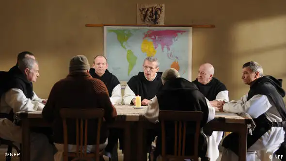 Mönche sitzen um einen Tisch herum - Szene aus dem Film Von Menschen und Göttern (Foto: NFP marketing & distribution)
