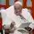 El papa gesticula mientras lee un escrito en una imagen reciente.