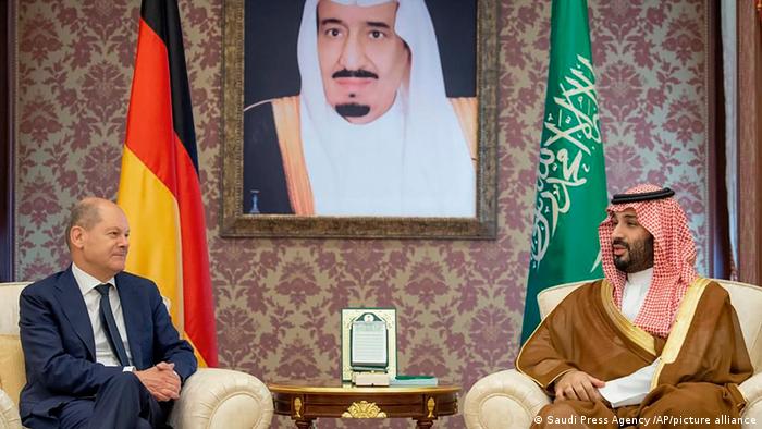 Bundeskanzler Scholz reist in die Golf-Region und trifft Scholz Kronprinz Salman 