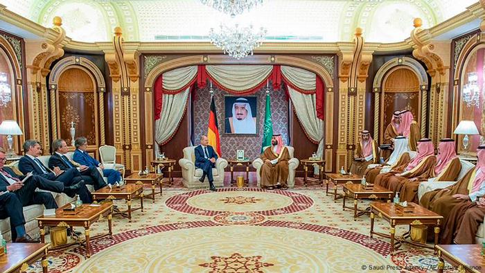 Sur cette photo publiée par l'agence de presse saoudienne, SPA, le prince héritier saoudien Mohammed bin Salman, à droite, au centre, s'entretient avec le chancelier Olaf Scholz, à Djeddah, en Arabie saoudite, le samedi 24 septembre 2022.