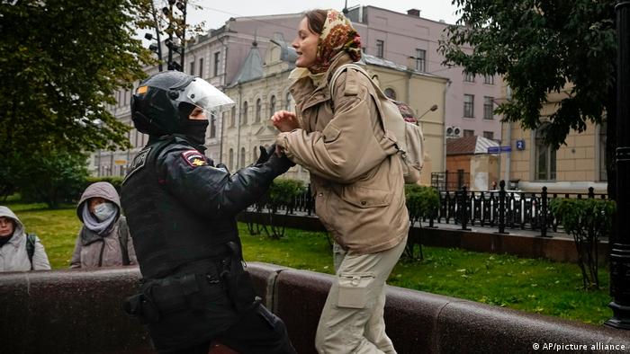 Nuevas protestas contra la movilización parcial dejan más de 700 detenidos en Rusia | Europa | DW | 24.09.2022
