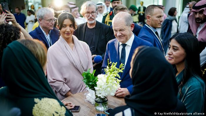 التقى المستشار الألماني في زيارته للسعودية بنساء سعوديات
