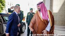 Bundeskanzler Olaf Scholz (l, SPD) wird vom Kronprinzen des Königreichs Saudi-Arabien Mohammed bin Salman vor dem Al-Salam-Palast empfangen. Neben Saudi-Arabien besucht der Kanzler die Vereinigten Arabischen Emirate und Katar. +++ dpa-Bildfunk +++