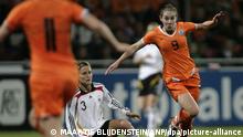 Die deutsche Fußballnationalspielerin Saskia Bartusiak (M) wird von der Holländerin Manon Melis (r) umspielt beim Qualifikationsspiel zur Europameisterschaft 2009 gegen die Niederlande in Volendam. Die Weltmeisterinnen gewannen 1:0 und holten damit den fünften Sieg im fünften Spiel in der Gruppe E. Foto: ANP PHOTO MAARTJE BLIJDENSTEIN +++(c) dpa - Report+++