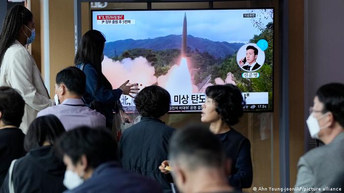韩国电视节目播放的朝鲜试射导弹画面 