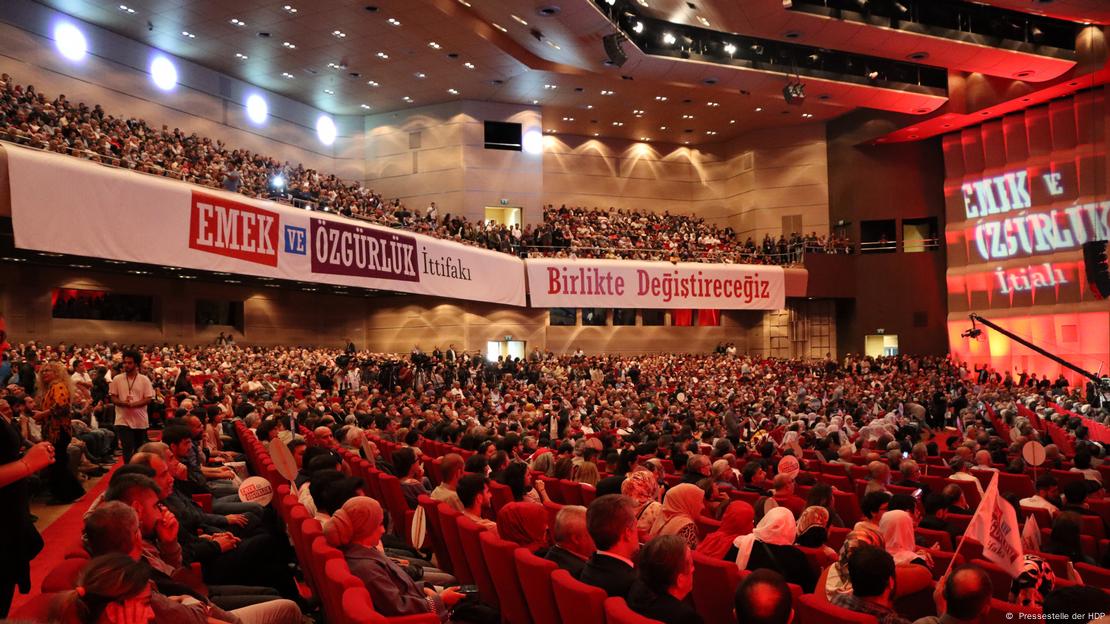 Emek ve Özgürlük İttifakı'nın İstanbul'daki toplantısı geniş bir katılımla gerçekleşti