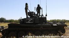 Ruski vojnici stoje na tenku a ispod njih slovo Z