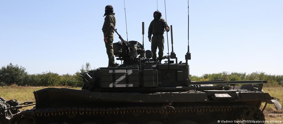 Soldaten auf einem gepanzerten Minenräumfahrzeug mit Z-Symbol