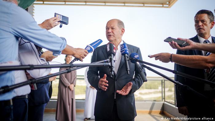 El canciller Olaf Scholz da una rueda de prensa en Abu Dhabi, Emiratos Árabes Unidos (25.09.2022)