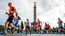 Leichtathletik: Marathon, Entscheidung(en) Marathon. Die Läufer der ersten Welle des BMW Berlin Marathon passieren auf der Straße des 17. Juni die Siegessäule. +++ dpa-Bildfunk +++