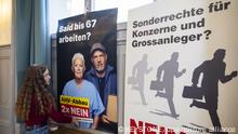 Eine junge Frau klebt Plakate über das Rentenalter und Steuer an eine Wan am Versammlungsort der Linken. Die Linke lehnt mehrheitlich die AHV-Vorlage und die Verrechnungssteuer-Vorlage ab, und unterstützt die Massentierhaltungsinitiatve. Die Schweiz stimmt am Sonntag, 25.09.2022 über verschiedene Vorlagen ab, wie z.B. über ein Verbot der Massentierhaltung sowie über das Rentenalter, die verknüpft ist mit eine Erhöhung der Mehrwertsteuer. +++ dpa-Bildfunk +++