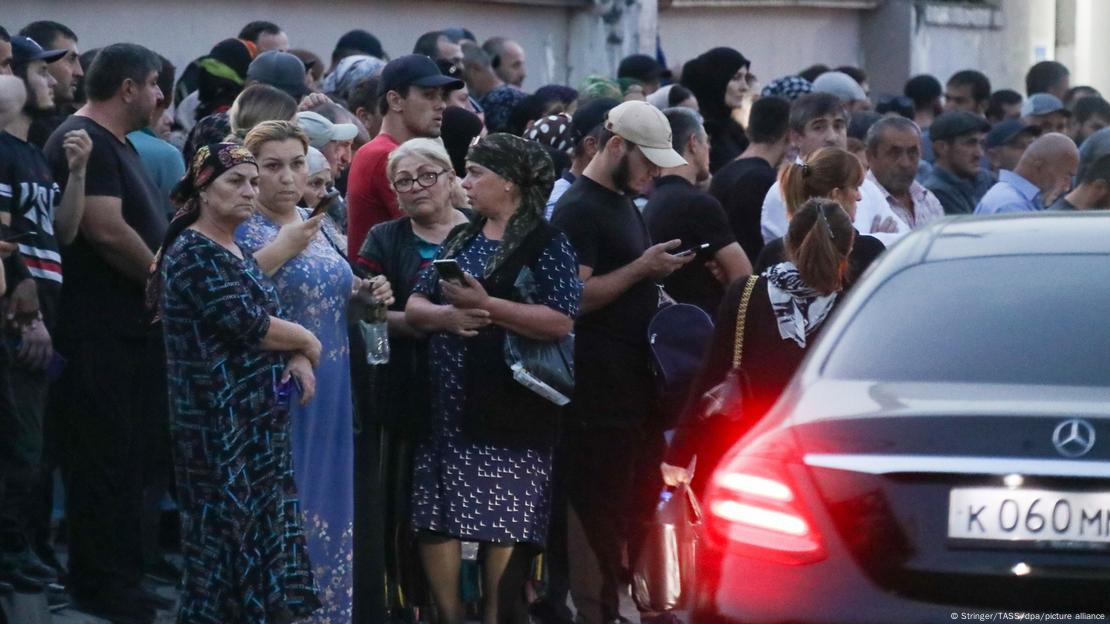 Fila para um centro recrutamento militar no Daguestão 