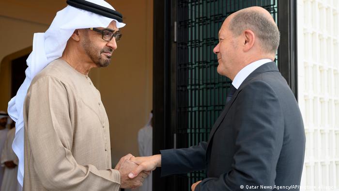 Bundeskanzler Olaf Scholz und Katars Emir Tamim bin Hamad Al Thani am 25. September in Abu Dhabi 