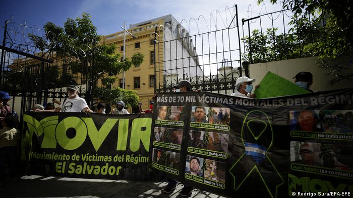 Protesta de familiares de detenidos, delante la catedral de San Salvador.