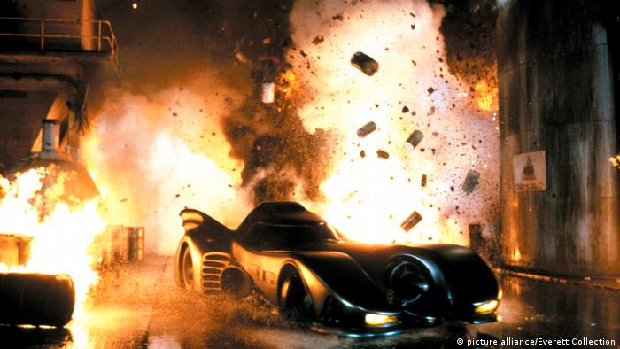Crni automobil prolazi kroz eksploziju