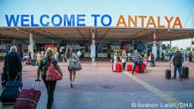 Russen kaufen sich in Antalya ein