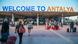 Antalya Havalimanı terminal binasına doğru valizleri ile ilerleyen turistler