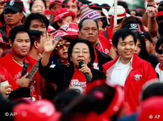 泰国反政府的红衫军要求泰国总理阿披实下台。