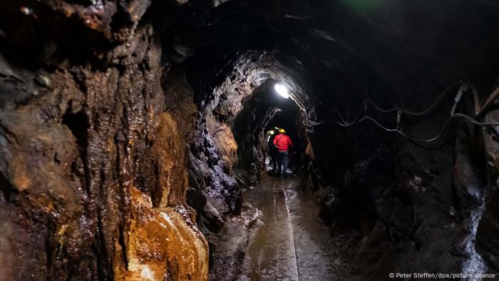 Deutschland | UNESCO Weltkulturerbe | Bergwerk Rammelsberg. Touristen mit Helmen sind in einem Stollen unterwegs. Deutschland | UNESCO Weltkulturerbe | Bergwerk Rammelsberg. Touristen mit Helmen sind in einem Stollen unterwegs.