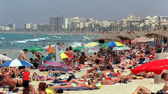ARCHIV - Sonnenhungrige Menschenmassen: Hochbetrieb herrscht am Strand von El Arenal auf der spanischen Insel Mallorca (Archivfoto vom 26.07.2000). Weniger Fernreisen und mehr Urlaub im eigenen Land - so kann nach Ansicht von Forschern und Politikern jeder Bürger etwas gegen den raschen Klimawandel unternehmen. Foto: Uli Deck (zu dpa-Berichterstattung Diskussion um den Klimaschutz vom 05.03.2007) +++(c) dpa - Bildfunk+++