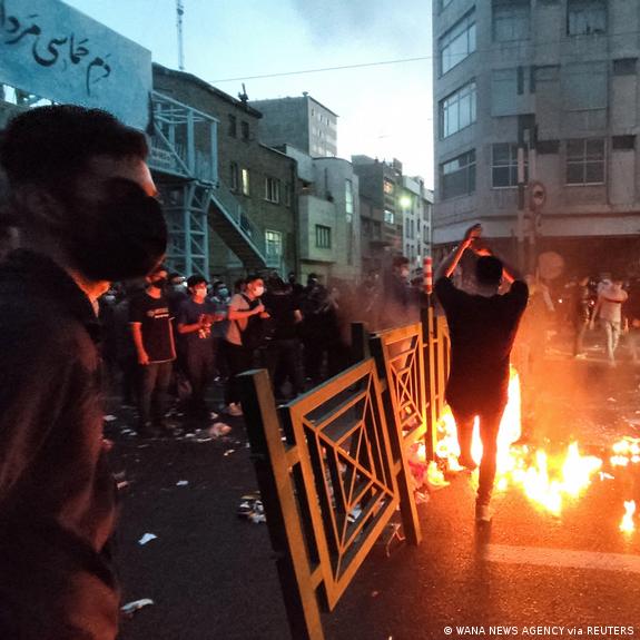 Más de 75 muertos desde inicio de las protestas en Irán – DW – 27/09/2022
