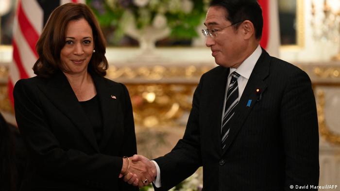 日本首相岸田文雄26日會見的代表美國來弔唁的美國副總統賀錦麗