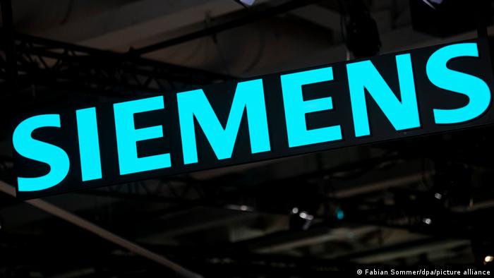 La palabra Siemens en letras luminosas.