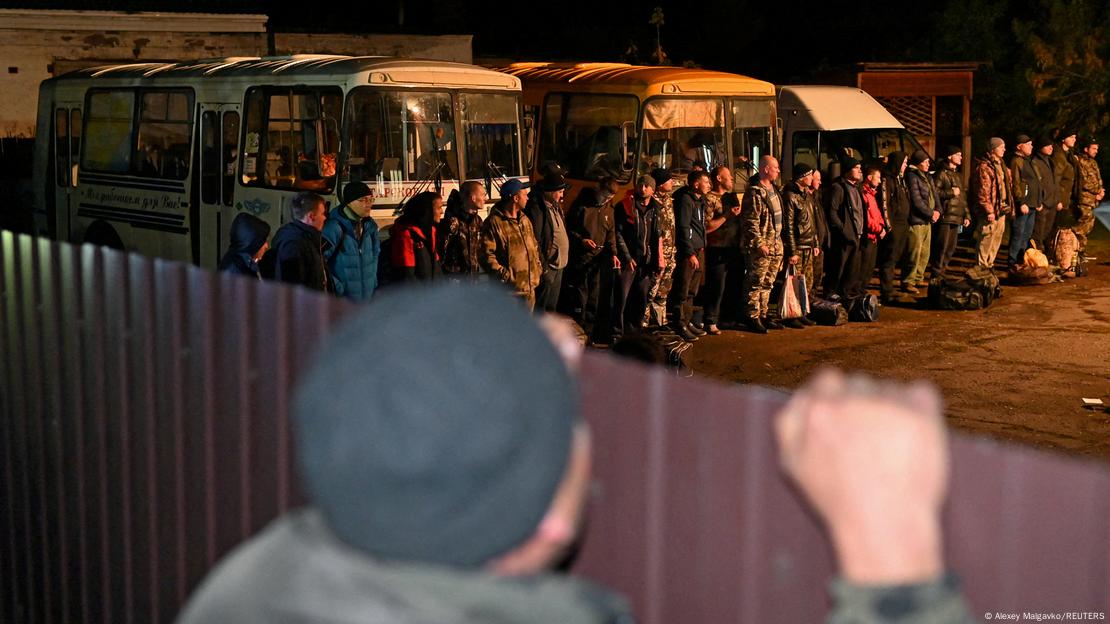 Fila com homens reservistas se apresentando a um centro de recrutamento na Sibéria