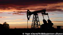 DIESES FOTO WIRD VON DER RUSSISCHEN STAATSAGENTUR TASS ZUR VERFÜGUNG GESTELLT. [TATARSTAN, RUSSIA - SEPTEMBER 20, 2022: A pumpjack operates at the Yamashinskoye oil field of Yamashneft oil and gas company, part of Tatneft, near the village of Yamashinskoye, Almetyevsk District. Tatneft produces oil and natural gas and manufactures refined oil and gas products and petrochemicals. Yegor Aleyev/TASS]