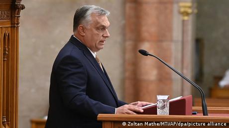Viktor Orban an einem Rednerpult