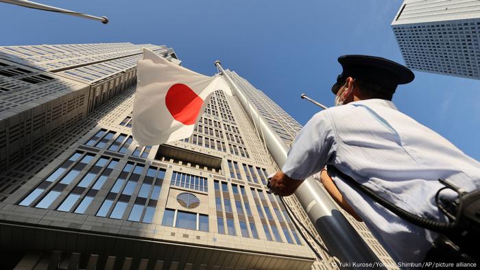 Bandera de Japón es izada a media asta durante el funeral de Shinzo Abe.