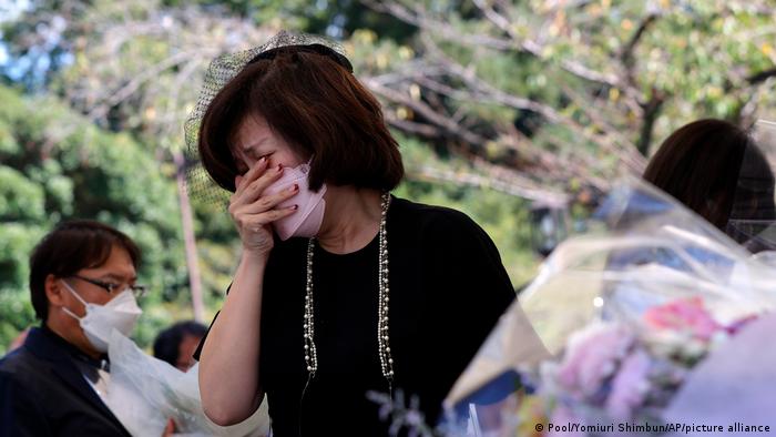在前日相安倍晉三的國葬儀式外，一名日本民眾難掩悲傷情緒