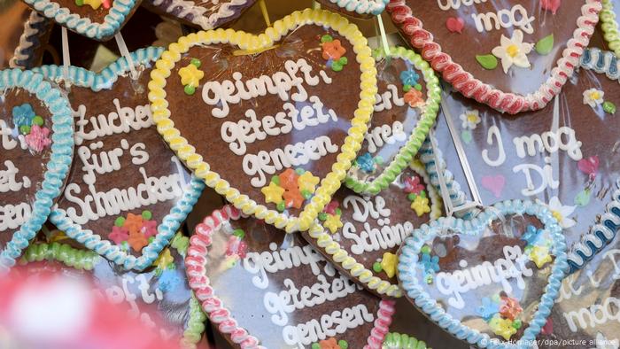 Oktoberfest hearts with the inscription Vaccinated, tested, recovered or sweets for sweets